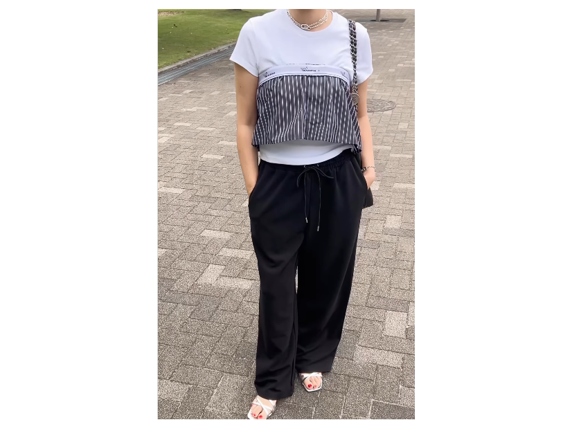 ラクときちんと見えを両立。「シャーリングジャージーパンツ」で叶える真夏の大人リラクシー【40代の毎日コーデ】