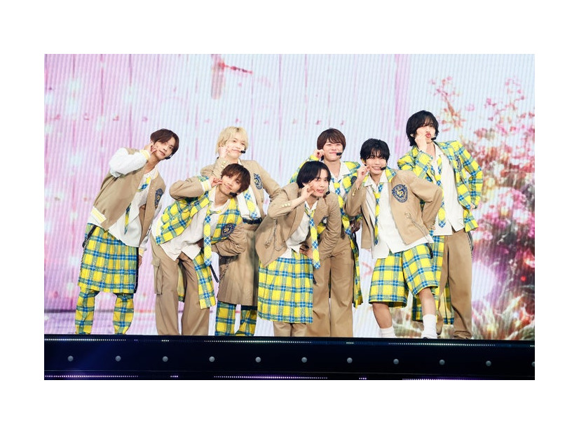 キラキラ可愛く決めポーズをとるなにわ男子（左から）高橋恭平、藤原丈一郎、西畑大吾、大西流星、大橋和也、長尾謙杜、道枝駿佑（提供写真）