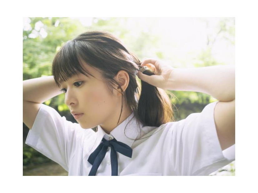 乃木坂46小川彩、爽やかな制服姿にドキッ！自然豊かな古民家＆緑の中の清流を舞台にあふれる透明感