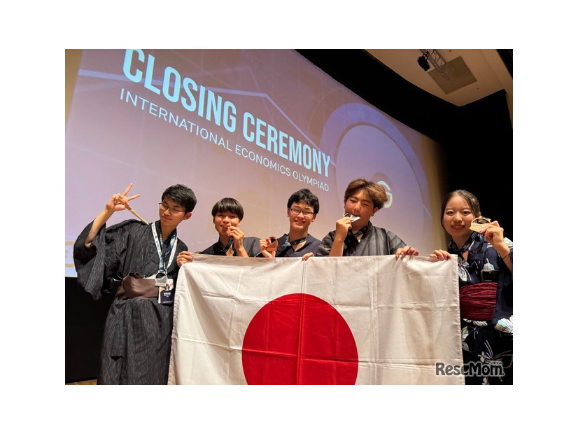 日本代表5名（左から小川さん、冨田さん、早川さん、増島さん、岡本さん）