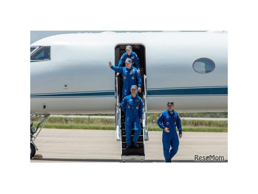 KSCに到着したクルードラゴン宇宙船（Crew-11）クルーのようす