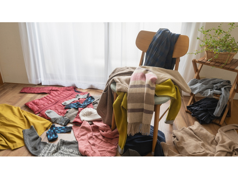 洋服が散乱した室内で真夏に「厚手のセーター」を着る義母。「季節が分からない！」それも認知症の症状です