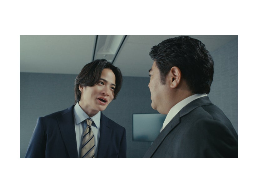 菊池風磨、皆川猿時／新TVCM「言い間違い篇」より（提供写真）