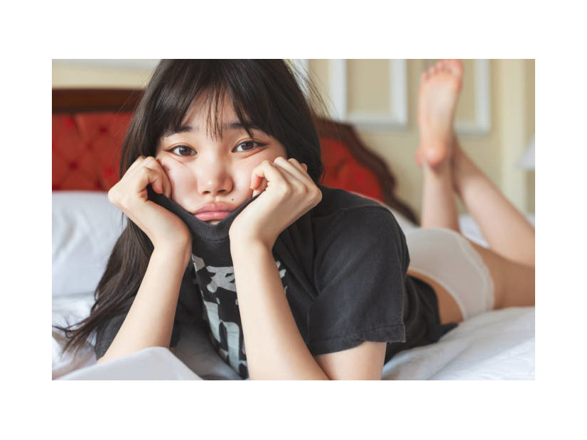元BiSHのセントチヒロ・チッチ、ほっそり美脚チラリのナチュラルSHOT！初の写真集で“二面性”を表現