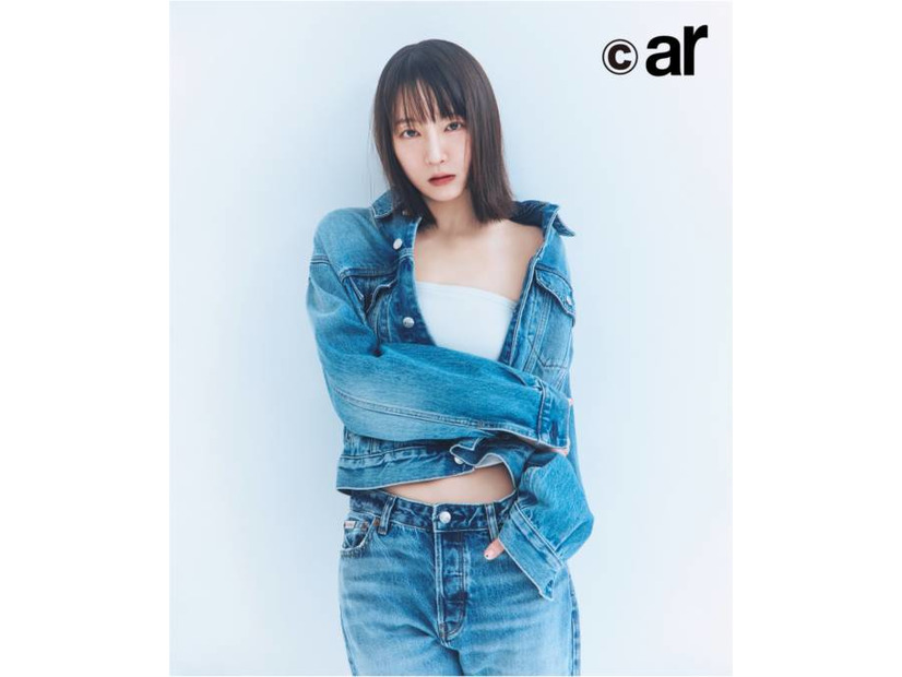 吉岡里帆、美しいデコルテ＆ほっそりお腹がチラリ！色っぽいデニムスタイルで魅せる