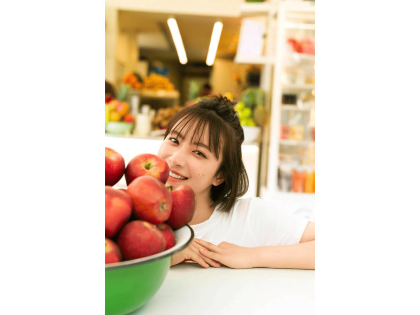 注目の若手俳優・藤崎ゆみあ、笑顔が眩しいお茶目SHOT披露！ギリシャを舞台にナチュラルな魅力があふれる