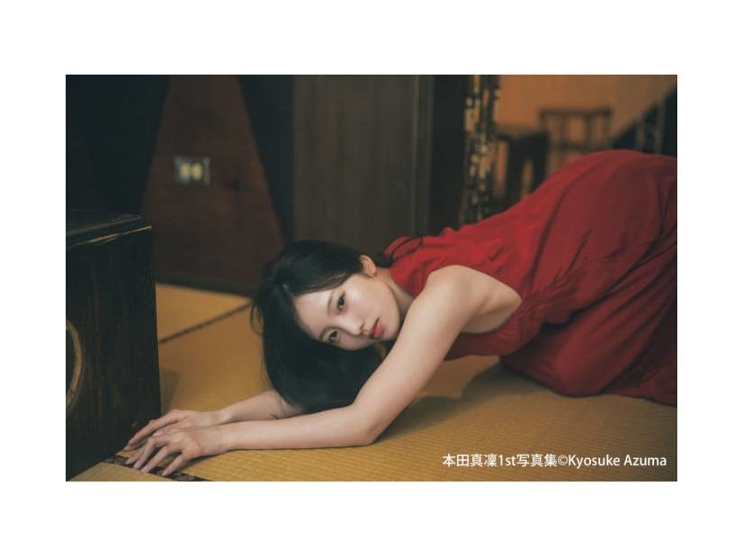 本田真凜、しなやかなボディラインが際立つ赤ドレスSHOT披露！ドキッとするような大人っぽい表情で魅せる