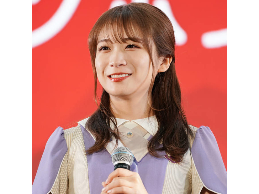 秋元真夏、亡き祖父との“お揃い”風コーデSHOTにファンほっこり「素敵な笑顔」「可愛すぎる」