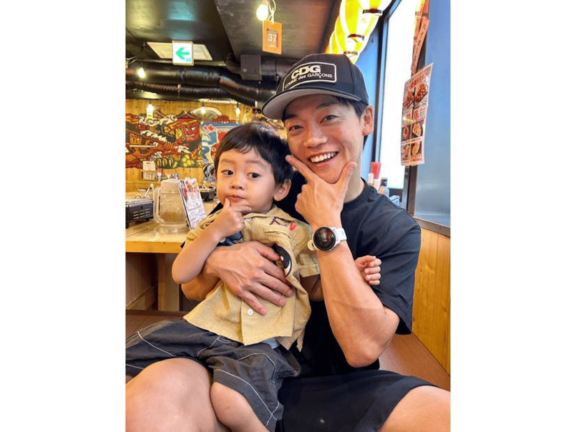 おばたのお兄さん、1歳愛息子と“お揃いポーズ”でパシャリ！親子2SHOT披露「久しぶりの家族タイム」