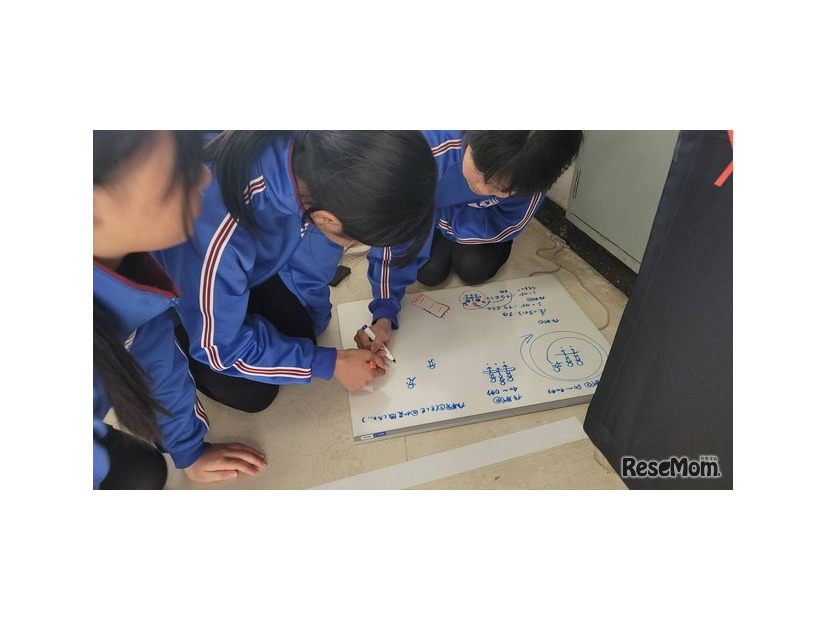 ARスポーツ「HADO」小学校の作戦会議のようす