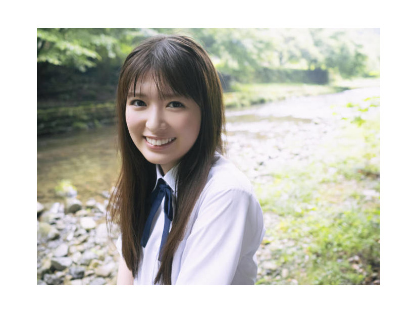 乃木坂46小川彩、夏の川辺をバックに自然体な笑顔がキラリ！透明感あふれる制服SHOT公開