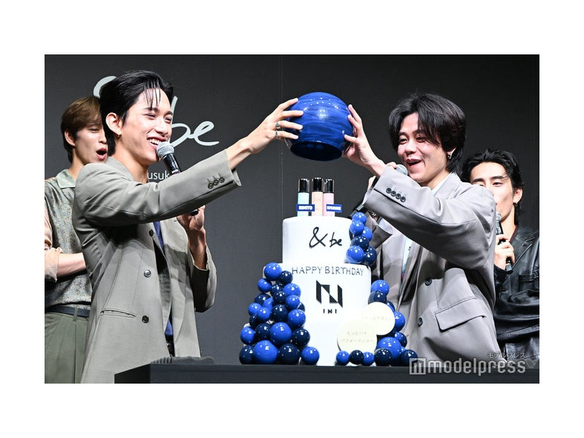 ペプチドを持ち上げる池崎理人、藤牧京介（C）モデルプレス