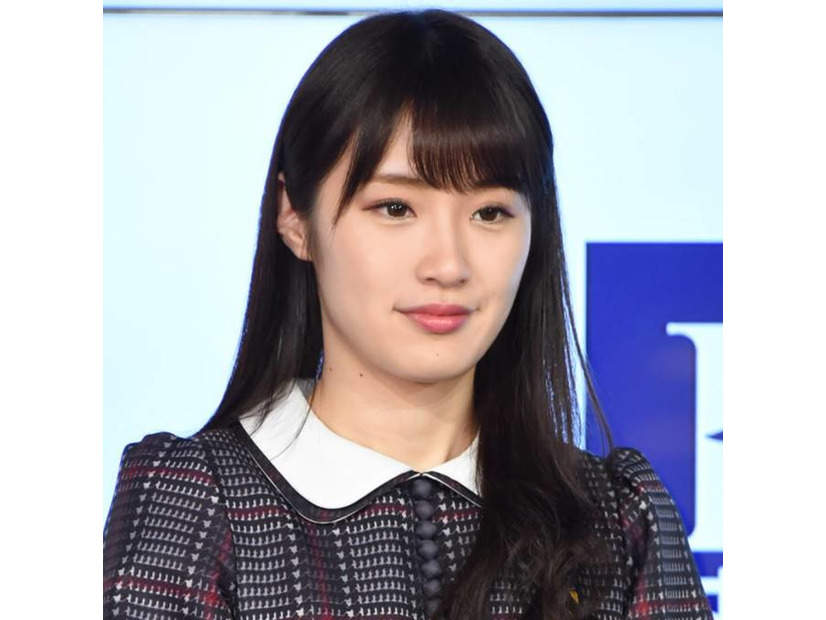 高山一実、ほっそりお腹を披露したシャツコーデに「爽やか」「超絶カワイイ！」の声