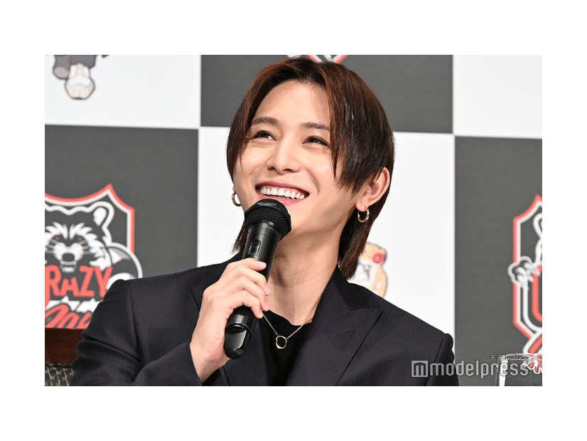 知念侑李をゲームで「ボコボコにしたい」とニヤける山田涼介（C）モデルプレス