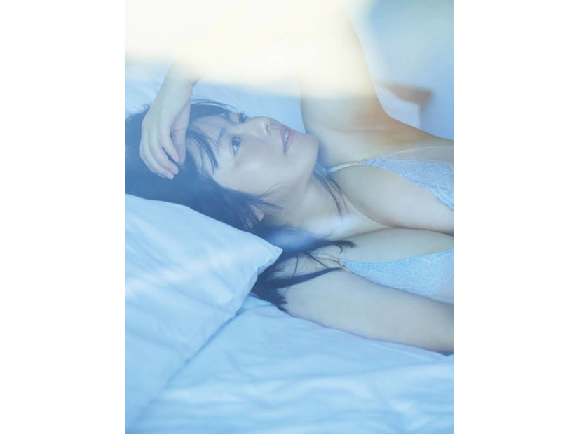磯山さやか、ふっくら美バスト際立つ寝転びSHOT披露！モーテルで“オトナの魅力”を存分に発揮