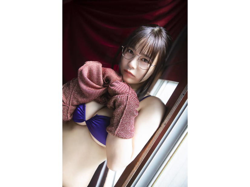 東雲うみ、思わず目を奪われる豊満バストがチラリ！刺激感たっぷりのグラビアで魅せる