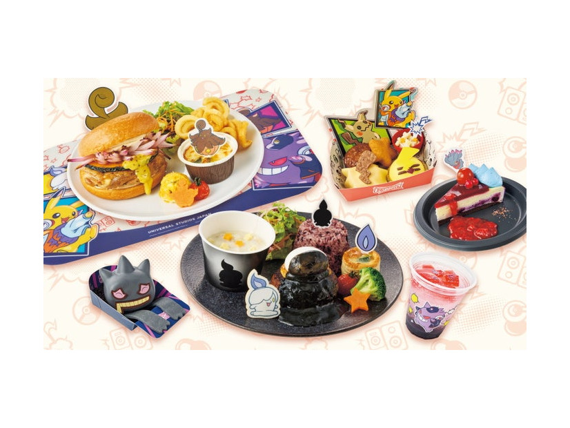 『バケッチャのまんまるチキンベーグルサンドプレート』＆『レッツパーティ！ ポケモン・ランチョンマット』『DJピカチュウ&ミミッキュのワクワクキッズセット』『いたずら？ムウマのミックスベリーチーズケーキと赤い野菜？』『ひょっこり！ジュペッタの洋ナシ＆ホワイトチョコムース』『ヒトモシたちの夜にともるハンバーグプレート』『ノリノリ！ DJゲンガーのグレープソーダ』／画像提供：ユニバーサル・スタジオ・ジャパン