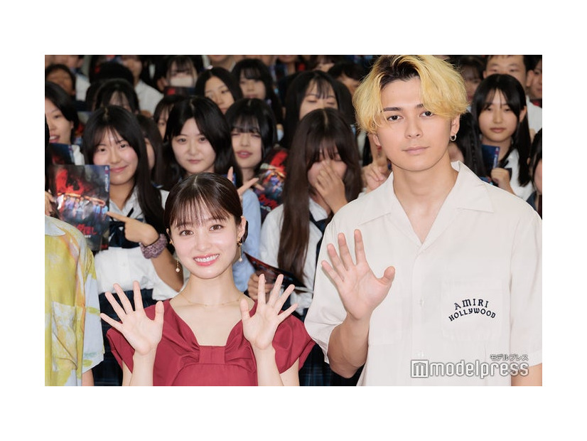 「カラダ探し THE LAST NIGHT」学校プレミアに出席した橋本環奈、眞栄田郷敦（C）モデルプレス