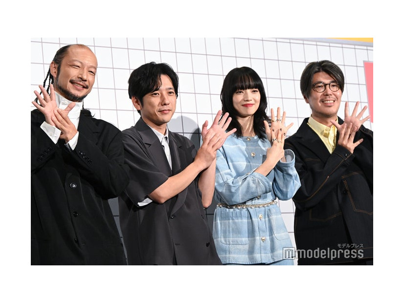 映画「８番出口」初日舞台挨拶に出席した河内大和、二宮和也、小松菜奈、川村元気監督（C）モデルプレス