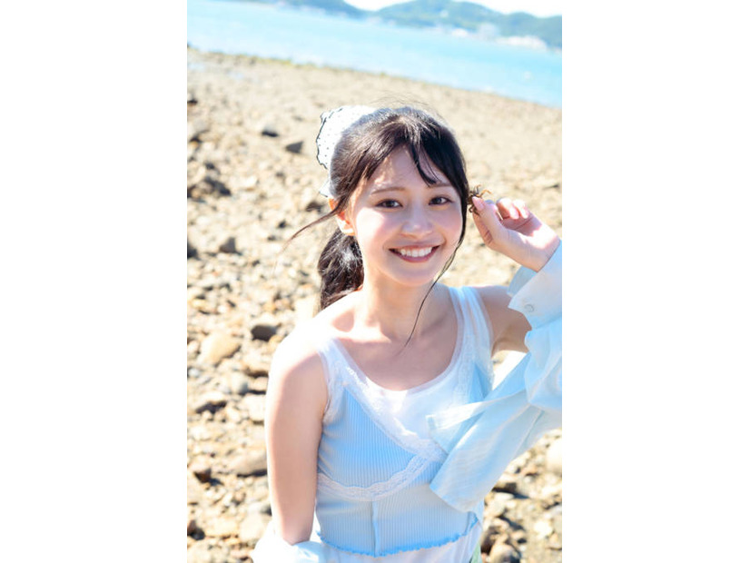 椛島光、爽やか肌見せコーデで笑顔がキラリ！“心の距離感45cm”をテーマにした物語を紡ぐ