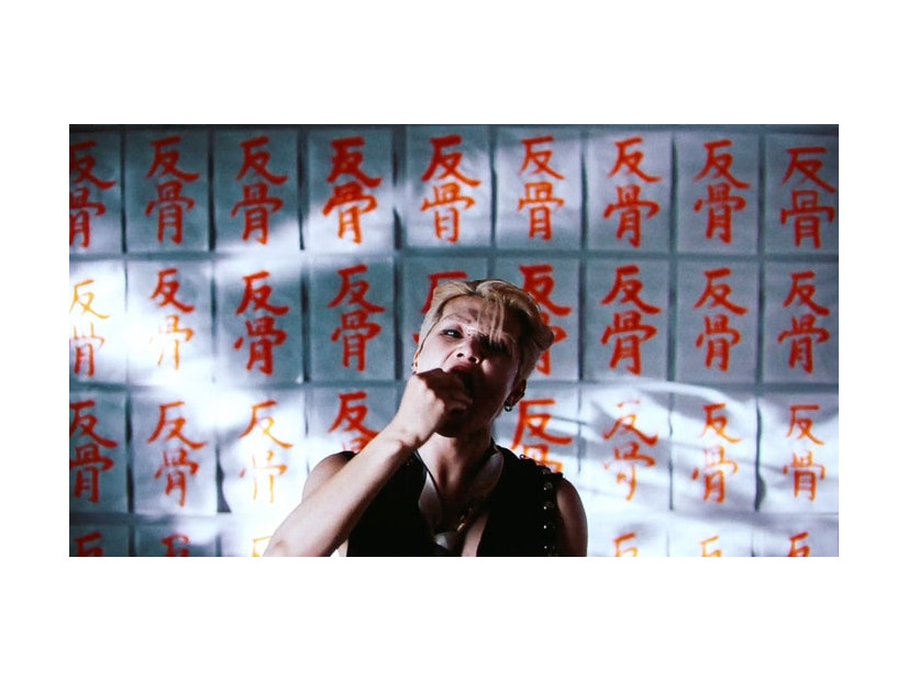 ONE OR EIGHT「Young ＆ Reckless」MVカット（提供写真）