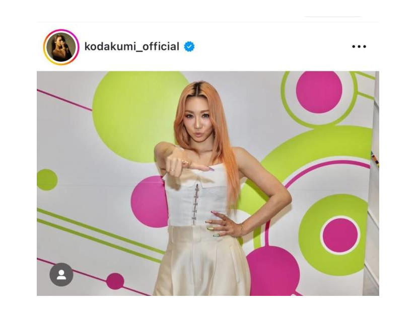 倖田來未、美デコルテ際立つノースリ衣装SHOTに「お肌ぴっかぴかで綺麗」「めっちゃ可愛い」の声
