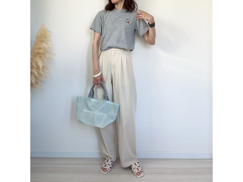 休日にぴったり。ラフなのにきれい見えするグレー×白パンツ【40代の毎日コーデ】
