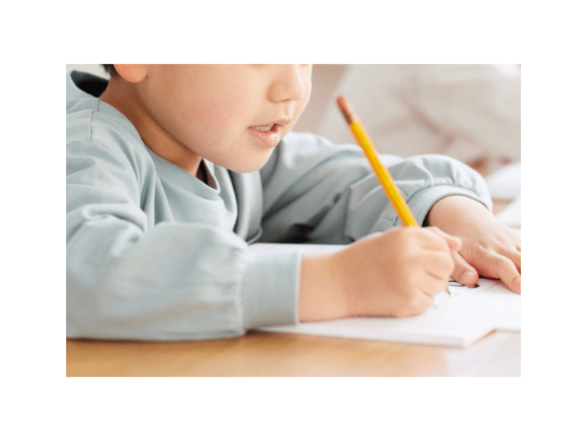 【祖父母の家で…】文字を練習する4歳の孫　自由帳を見た瞬間⇒まさかの内容に「うるっとした」「うちの子になっちゃうか？」