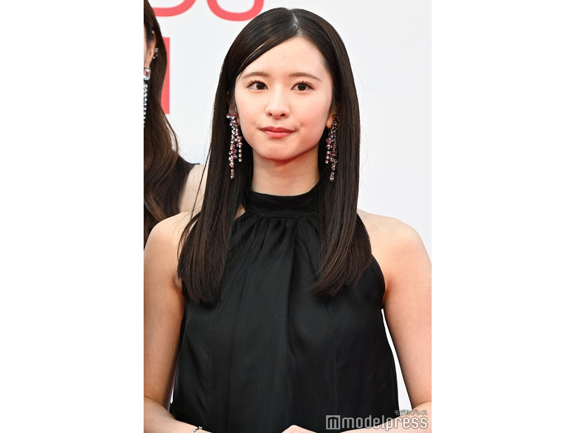 乃木坂46菅原咲月、ミニスカ×パーマで新たな魅力解放「いつもと違う表情が素敵」「キュンとした」の声