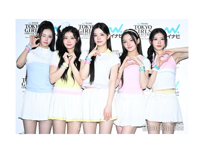 囲み取材に応じたILLIT／YUNAH（ユナ）、WONHEE（ウォンヒ）、MINJU（ミンジュ）、IROHA（イロハ）、MOKA（モカ）（C）モデルプレス