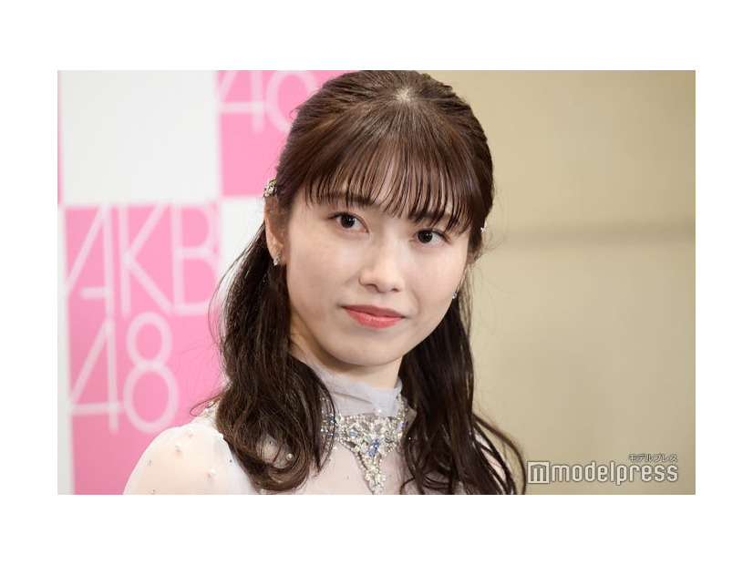 ロングヘアの横山由依（C）モデルプレス