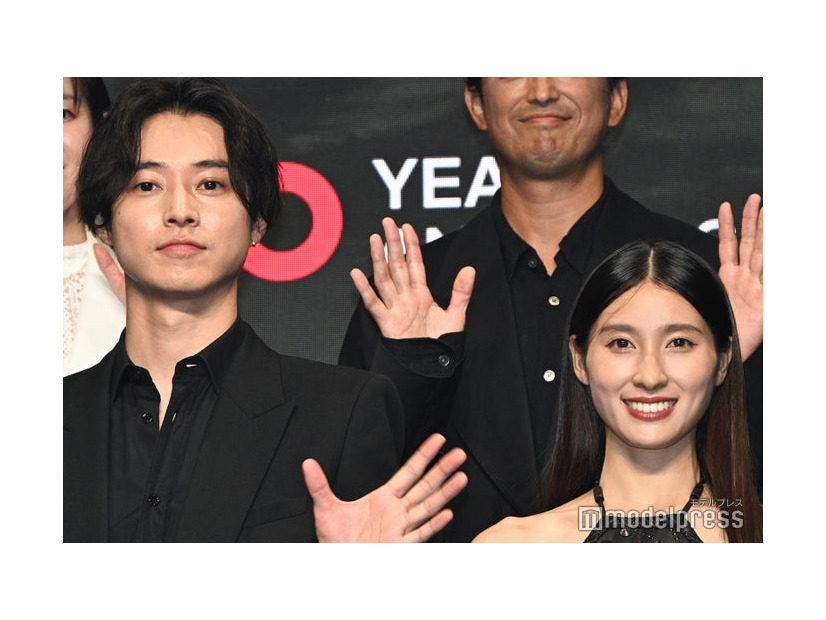 「今際の国のアリス」シーズン3グローバルファンイベントに登壇した山崎賢人、土屋太鳳（C）モデルプレス