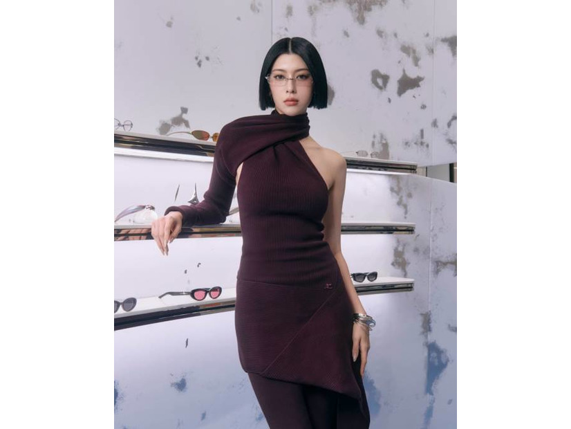 三吉彩花、個性派衣装で抜群のプロポーションを披露！GENTLE MONSTERの新作ポップアップに登場