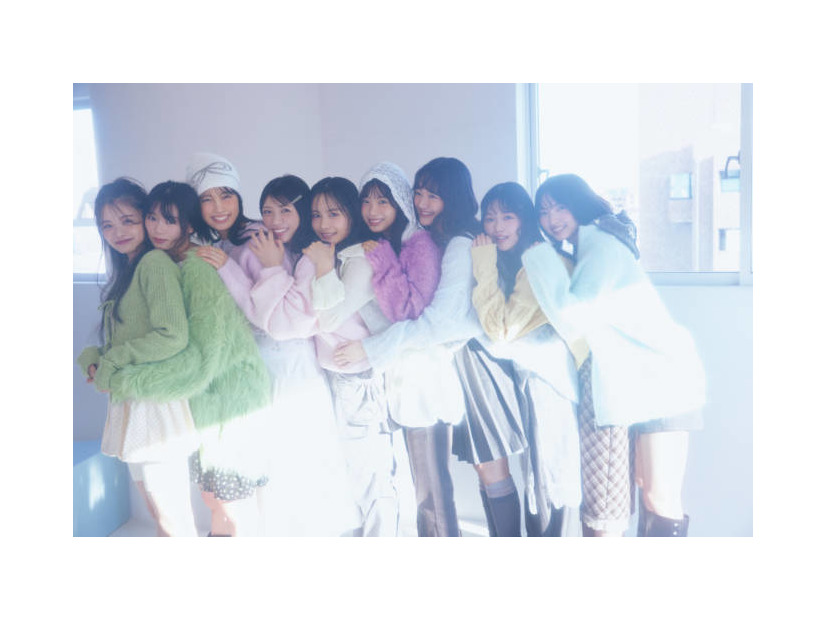 櫻坂46の4期生が仲良くぎゅっと密着！きれい色ニットを着こなしガーリーな魅力が満開