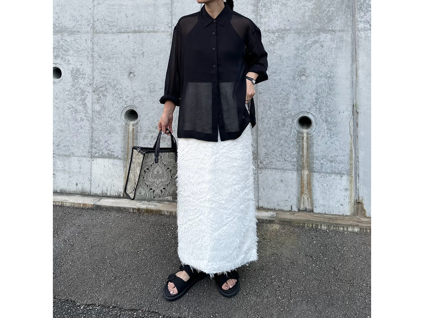 【ユニクロ】大人の「シアーシャツ」コーデ。黒×白でひきしめて上品な肌見せが完成【40代の毎日コーデ】