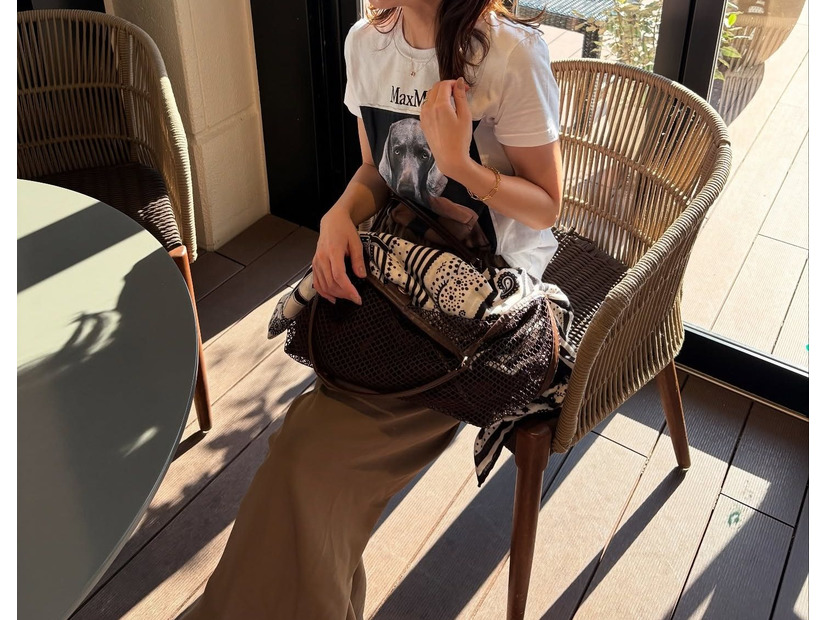 秋のTシャツコーデ。ロゴT×ブラウンスカートで作る大人の余裕スタイル【40代の毎日コーデ】