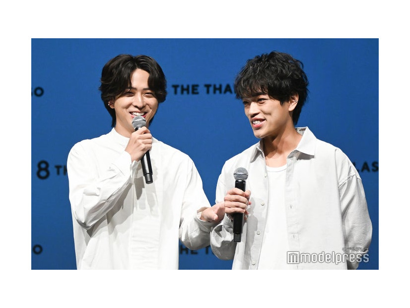 原嘉孝からマイクを遠ざけようとする寺西拓人（C）モデルプレス