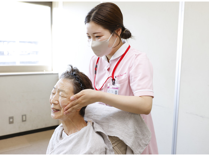 80歳女性への美容「えっ、こんなに違うの？」その変化に姪がびっくり！表情や声、行動にも効果をもたらす「介護美容」とは？