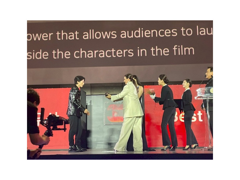 釜山授賞式　『愚か者の身分』©2025 映画「愚か者の身分」製作委員会