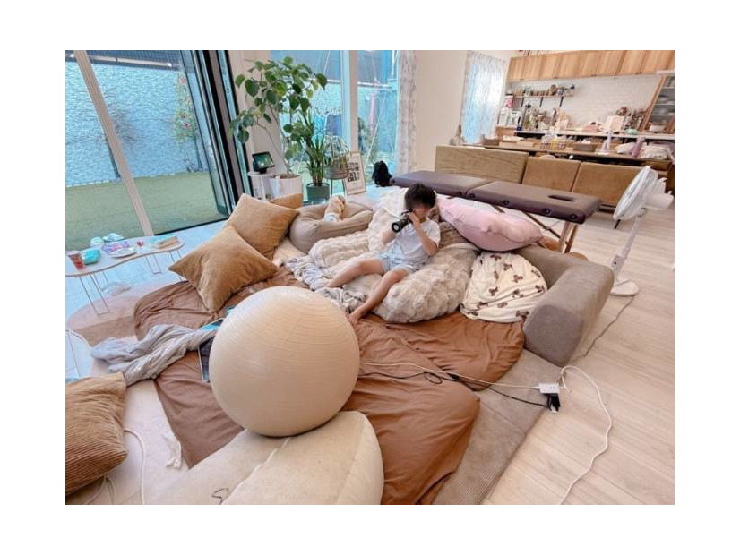 「寝れる時間は1時間ちょい」辻希美、広々リビングでの三男SHOT＆“首と肩がやばい”近況を明かす
