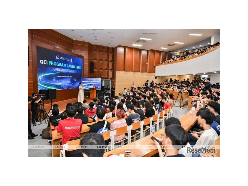 ベトナム・ハノイ工科大学での初回講義実施のようす