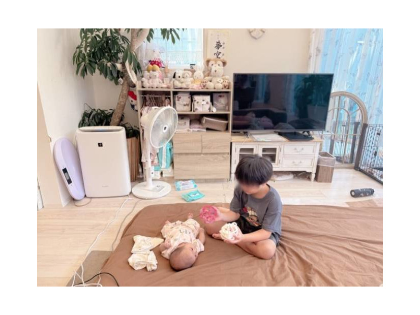 辻希美、0歳次女をあやす6歳三男の“癒し”SHOTにほっこり「笑うようになって来た」