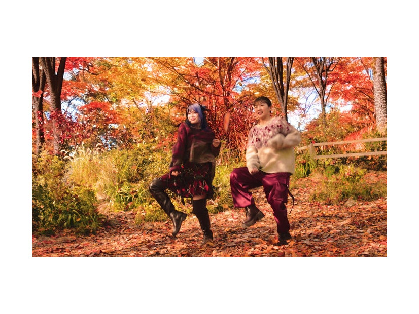 NAOKO、伊藤沙莉「三角チョコパイ 黒といちごミルク風 『いちごの暴力』」篇（提供写真）