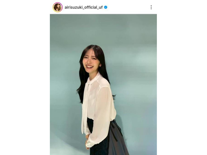 鈴木愛理、主演ドラマ『推し上司』ニコニコ笑顔のオフSHOTに「最高！」「かわいすぎる」の声