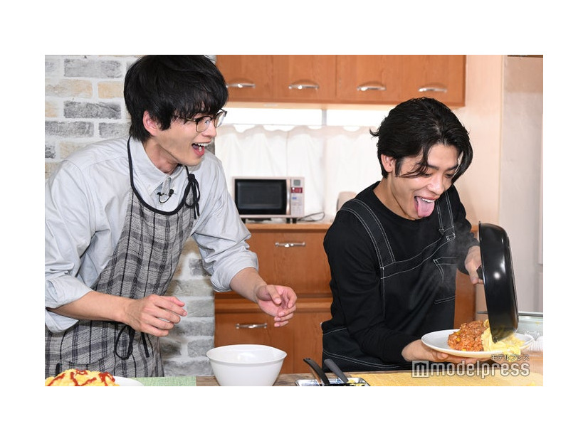 白洲迅＆松島聡、即興でオムライス作り（C）モデルプレス