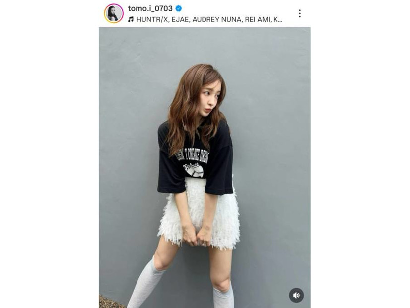 板野友美、ほっそり美脚が眩しいミニスカSHOTに絶賛の声「お似合いです」「めっちゃ可愛い」
