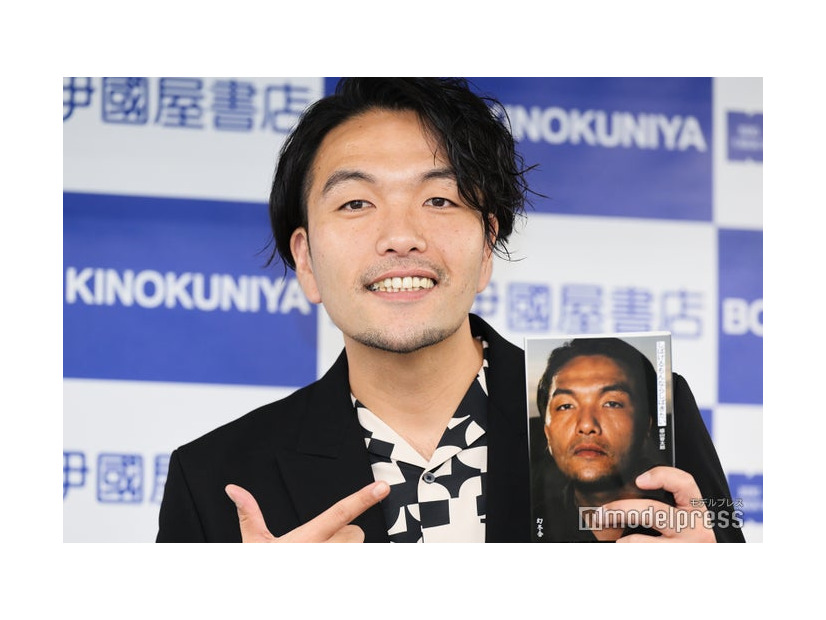 「しばけるもんならしばきたい」刊行記念囲み取材に出席した盛山晋太郎（C）モデルプレス