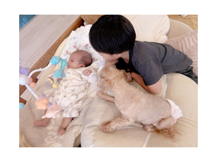 辻希美、生後1ヶ月次女に三男＆愛犬が寄り添うほっこりSHOT披露「仲良し」「可愛い」