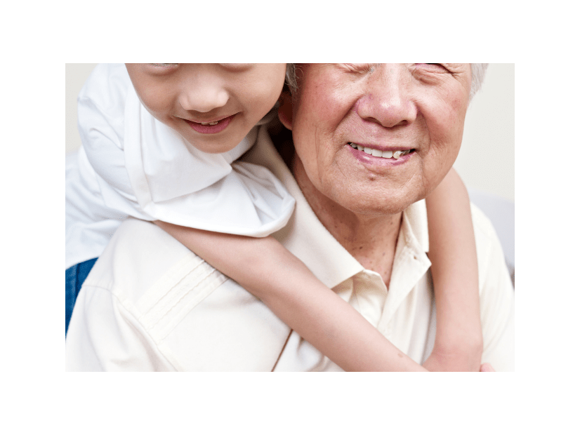 忘れっぽい70代の祖父…すると孫が”とあるお土産”を持ってきて⇒祖父「こんなの孫しかくれない」家族全員が爆笑