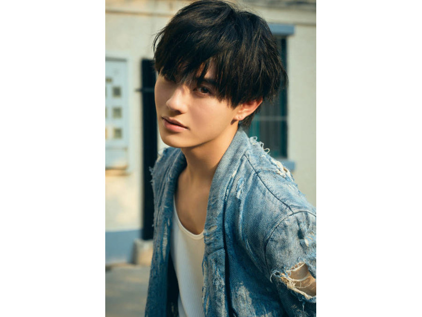前田拳太郎、自身初のカレンダー発売決定！上海と宮古島を舞台にエモーショナルな美麗カット連発